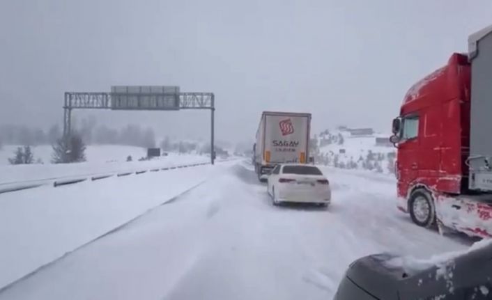 Bolu’da yoğun karda tırlar rampayı çıkamadı: Gerede-Samsun yolu ulaşıma kapandı