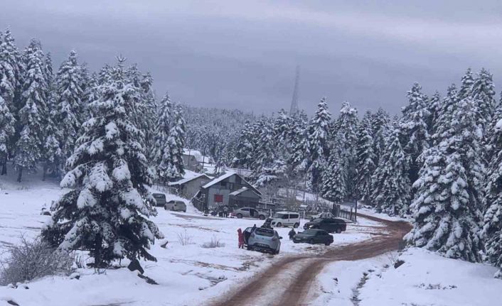Bolu’nun yükseklerinde kar kalınlığı 10 santimetreye ulaştı