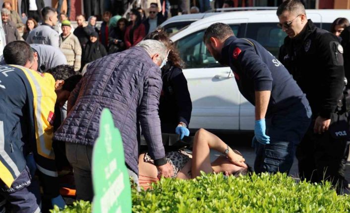 Boşanma duruşmasından çıktı, eşini sırtından bıçakladı