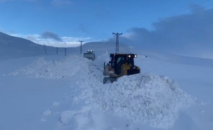 Böyle kar görülmedi: Kalınlık dozeri aşıyor
