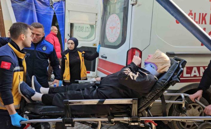 Bozuk zeminde ayağı takılan kadın yere düşerek yaralandı