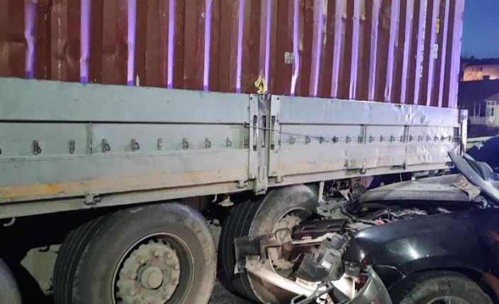 Bozüyük’te otomobil, park halindeki tıra arkadan çarptı: 1 ölü, 1 yaralı