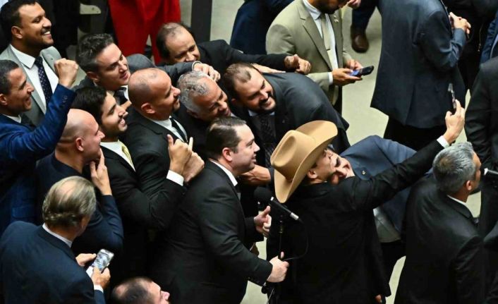 Brezilya’da darbe teşebbüsü suçundan hapis yatan Bolsonaro’nun ceza süresini düşüren tasarı onaylandı