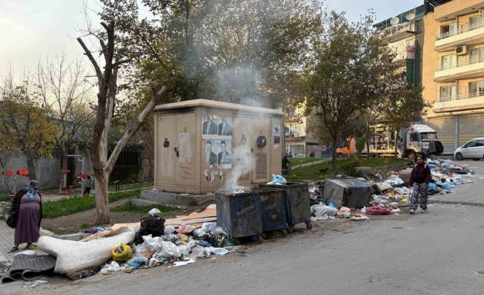 Buca’da park manzaralı çöp dağları