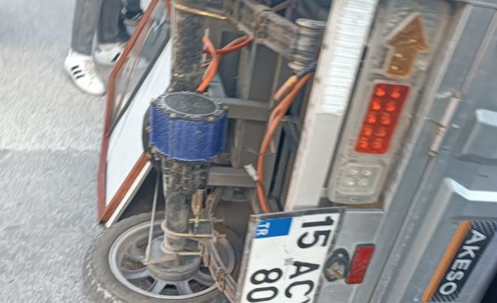 Burdur’da minibüsle üç tekerlekli motosiklet çarpıştı: 2 yaralı