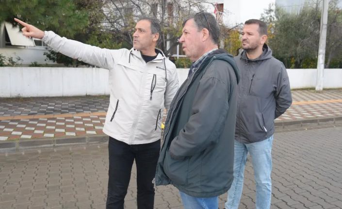 Burhaniye de çöken kanalizasyon borusu yol kapattırdı