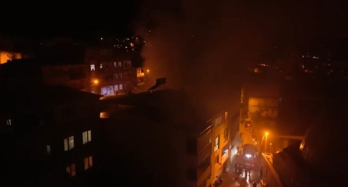 Bursa’da apartmanın deposunda çıkan yangın paniğe neden oldu: 1 kişi hastaneye kaldırıldı