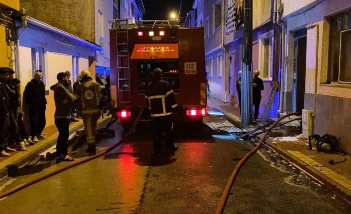 Bursa’da binanın çatısında çıkan yangın korkuttu