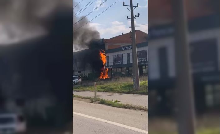 Bursa’da elektrik panosundan çıkan yangın işyerine sıçradı