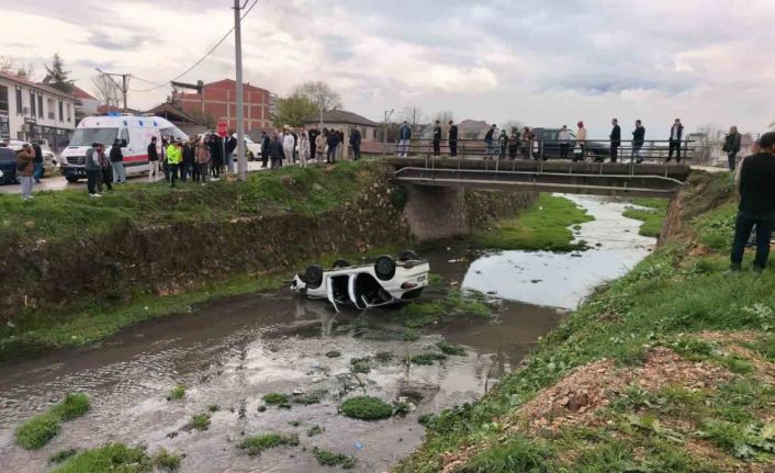 Bursa’da otomobil dere yatağına uçtu: 3 yaralı