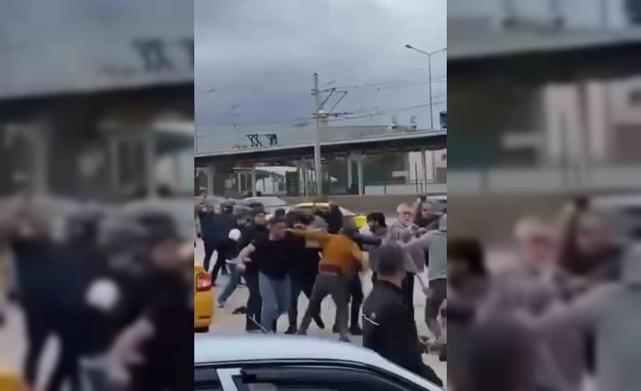 Bursa’da savaşı andıran kavga kamerada: Kimi kaskını miğfer yaptı, kimi sopayı kılıç gibi kullandı