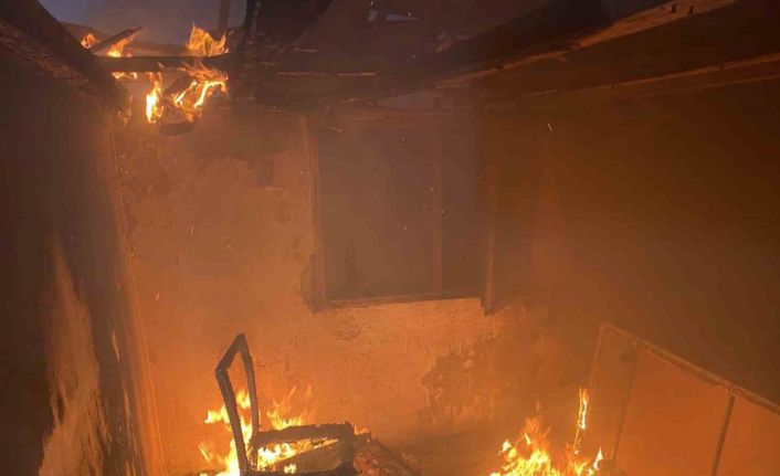 Bursa’da terk edilen evde çıkan yangın paniğe neden oldu