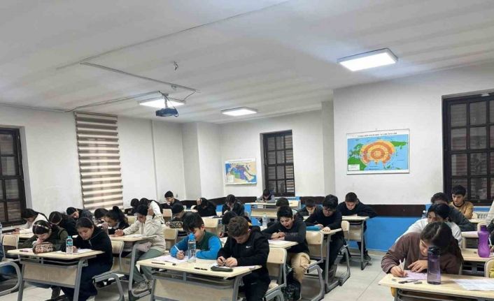 Büyükşehir Eğitim Merkezlerinde yapılan deneme sınavına bin 350 öğrenci katıldı