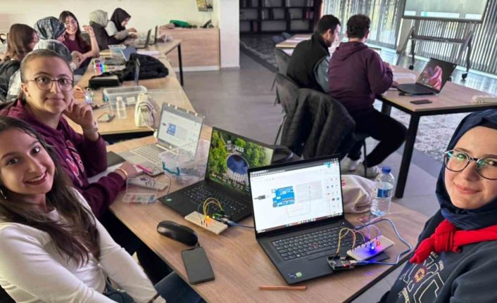 Büyükşehir’in Bilişim Akademisi’nden öğretmen adaylarına robotik kodlama eğitimi