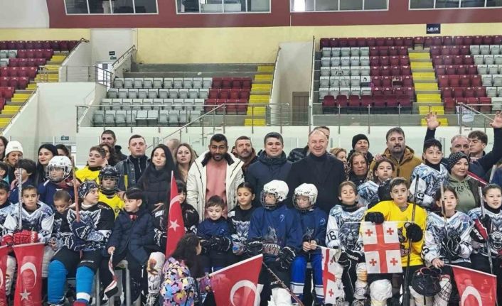 Buzda dostluk rüzgarı esti