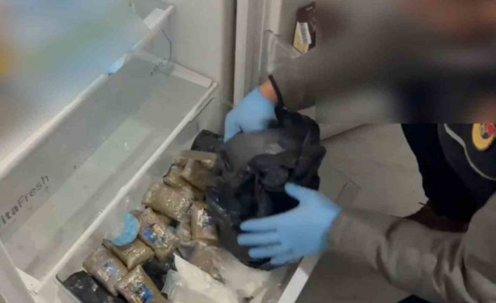 Buzdolabından esrar ve kokain gardıroptan tabanca ve para çıktı