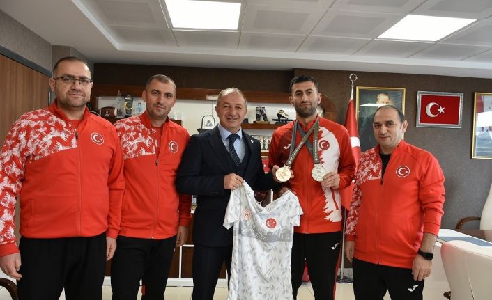 Çakmur’dan olimpiyat fatihine kutlama