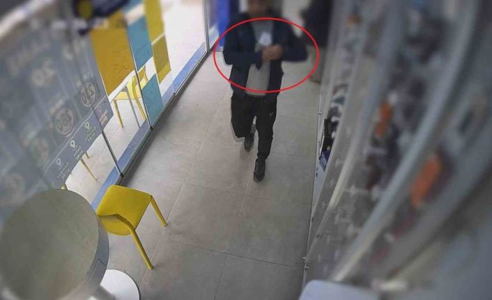 Camekandaki cep telefonunu kaşla göz arasında çalan hırsızın o anları kamerada