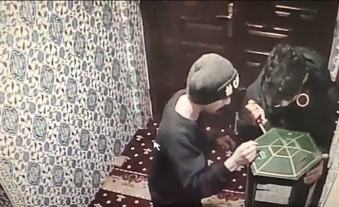 Camideki bağış kutusunu açamayan acemi hırsızlık şüphelileri kamerada