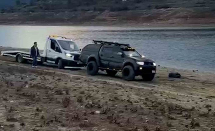 Çamura saplanan oto kurtarıcıyı pikap kurtardı