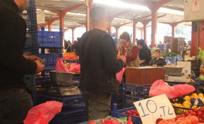 Çanakkale’nin meşhur domatesi tezgahlarda 40 liradan 10 liraya kadar düştü