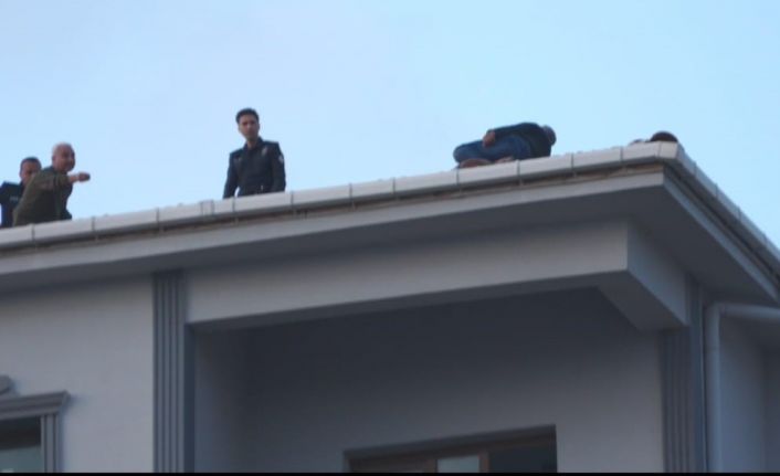 Çatıya çıktı, 80 bin TL’lik alacağını tahsil edince ikna olup indi