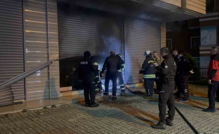 Çay toplama makinesi deposunda yangın