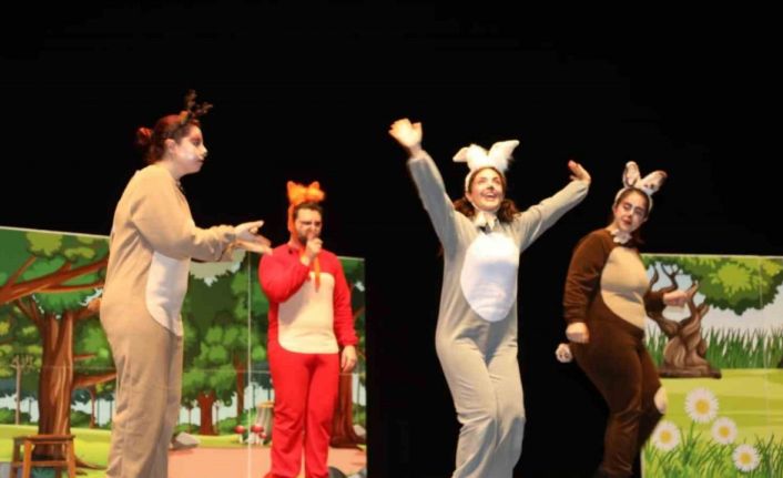 Çayırova’da çocuklar tiyatroyla buluştu