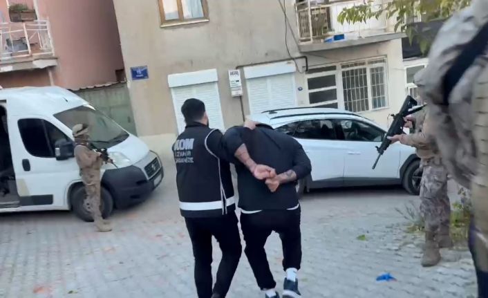 Çeşme’de özel harekat destekli operasyon: 6 ayrı suçtan aranan firari yakalandı