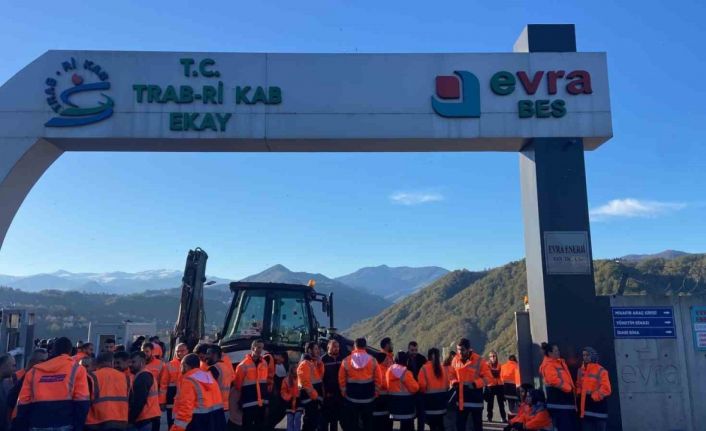 Çevreye yaydığı kötü kokular ile gündemdeydi, şimdi ise maaşlarını alamayan işçilerin eylemi ile gündemde