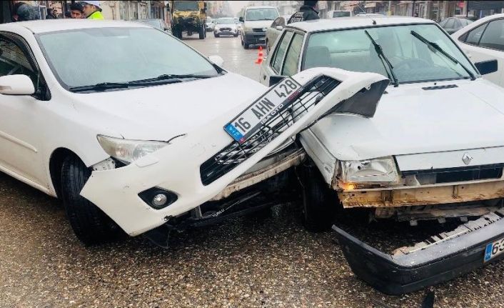 Ceylanpınar’da 2 otomobil çarpıştı