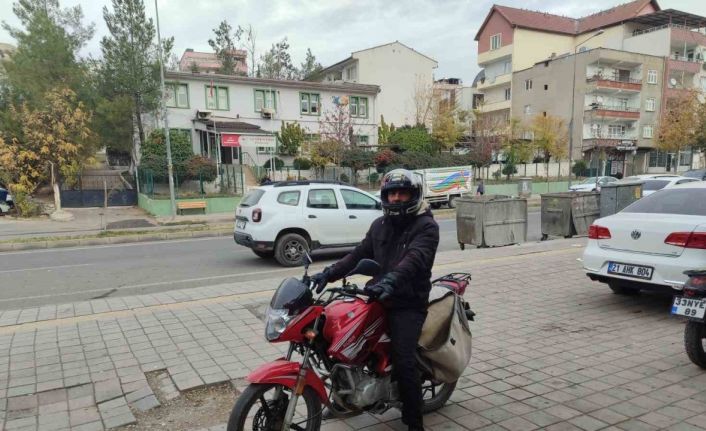 Ceza yedi, kaskı başına geçirerek motosiklet sürücülerine uyarıda bulundu