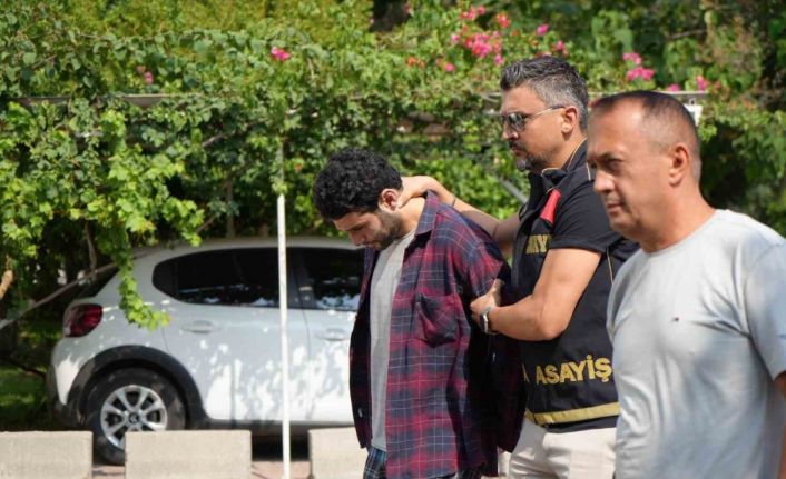 Cinayet davasında ilk kez hakim karşısına çıkan sanık: "Masanın üzerindeki bardağı alıp başına vurdum"