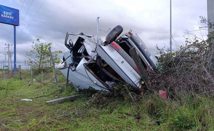 Ciple çarpışan otomobil hurdaya döndü: 1’i ağır 2 yaralı
