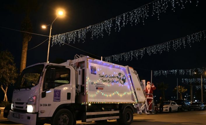 Çöp kamyonlarını ışıklarla süsleyen Kuşadası Belediyesi, yeni yılda çevre temizliğine dikkat çekti