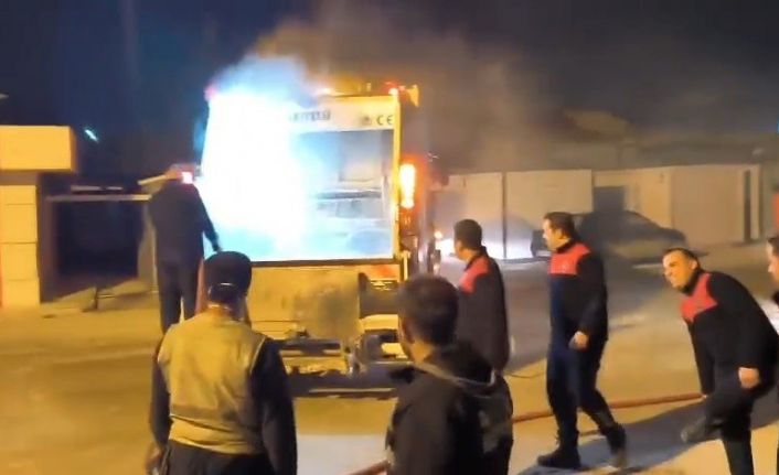 Çöp toplama sırasında yanan kamyonunu itfaiyeye sürdü