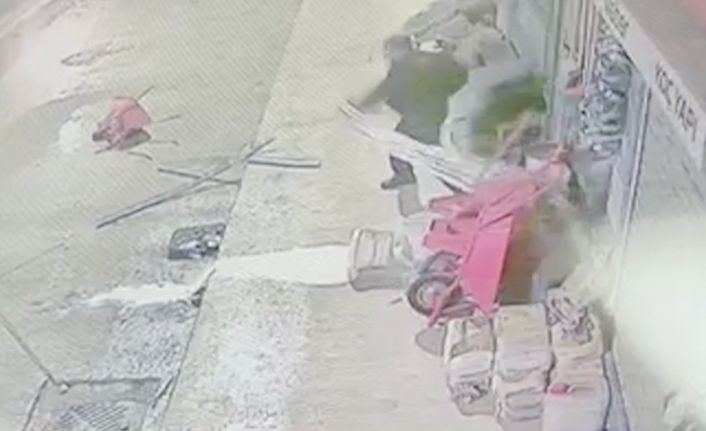 Çorum’da akılalmaz olay: Eline ne geçtiyse yola fırlattı