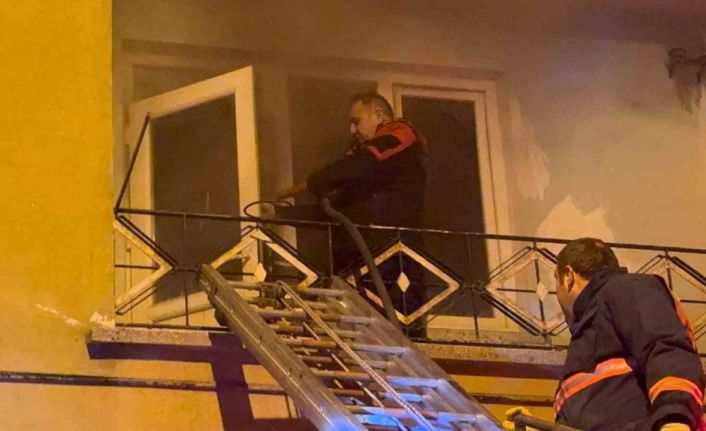 Çorum’da apartmanda çıkan yangında 10 kişi dumandan etkilendi