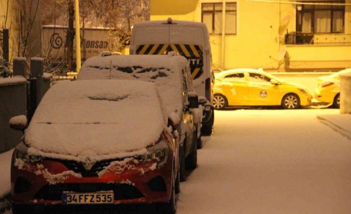Çorum’da kar etkisini göstermeye başladı: Kent merkezi beyaza büründü