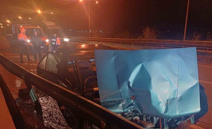 Çorum’da otomobil bariyerlere çarptı: 1 yaralı