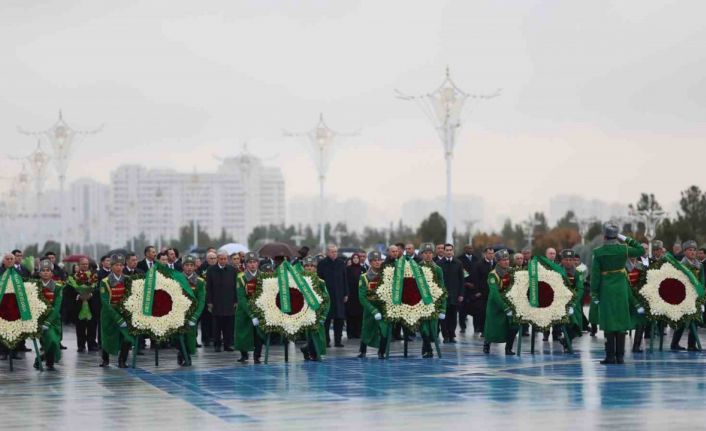 Cumhurbaşkanı Erdoğan, Türkmenistan’da Tarafsızlık Anıtı’na çelenk koyma törenine katıldı