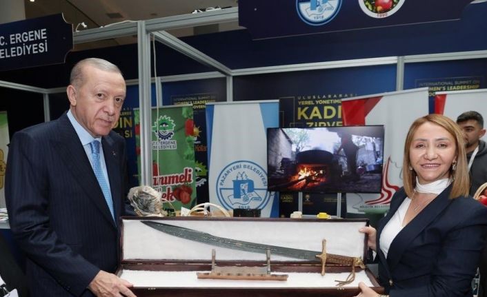 Cumhurbaşkanı Erdoğan’a kılıç hediye etti