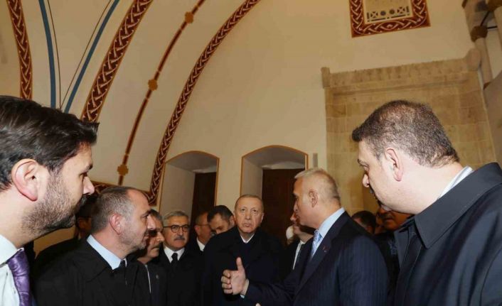 Cumhurbaşkanı Erdoğan’ın butona basmasıyla tarihin aydınlatılan ilk caddesi olan Kurtuluş Caddesi’nde yeniden ışıklar yandı