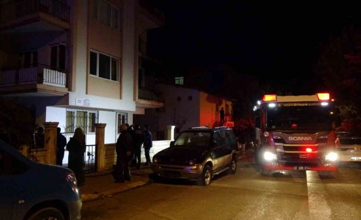 Dairede çıkan yangında 3’ü çocuk 4 kişi dumandan etkilendi