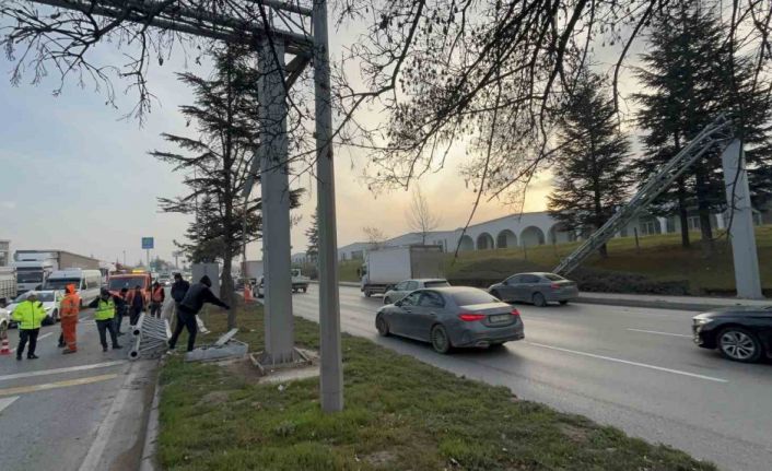 Damperi açık tır PTS direğini devirdi, facia kıl payı atlatıldı