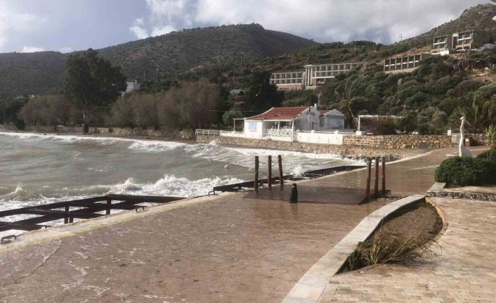 Datça’da sağanak yağış ve fırtına kurumlar teyakkuza geçirdi