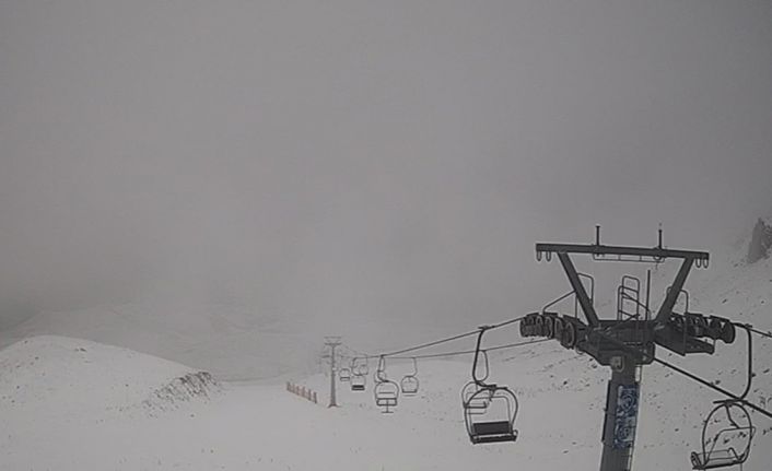 Davraz Kayak Merkezine mevsimin ilk karı düştü bazı noktalarda beyaza bürüdü