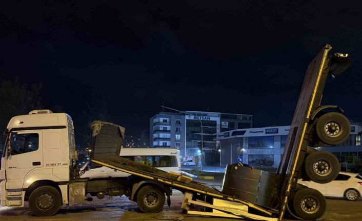 Demir rulo yüklü dorse ortadan ikiye ayrıldı