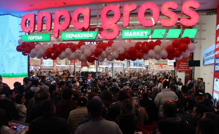 Denizli’de zincir marketin indirimli açılışı geceden sabaha kuyruk oluşturdu