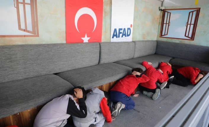 Deprem anı gerçekçi bir ortamda canlandırıldı